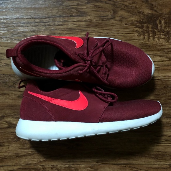 maroon nike shoes roshe